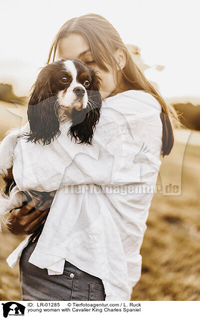 young woman with Cavalier King Charles Spaniel / LR-01285