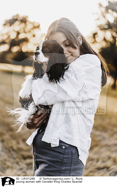 young woman with Cavalier King Charles Spaniel / LR-01286
