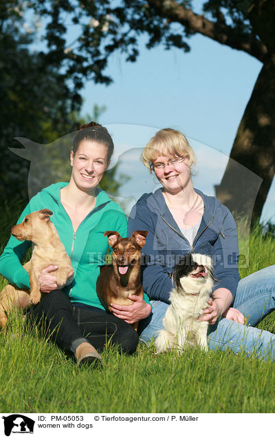 women with dogs / PM-05053