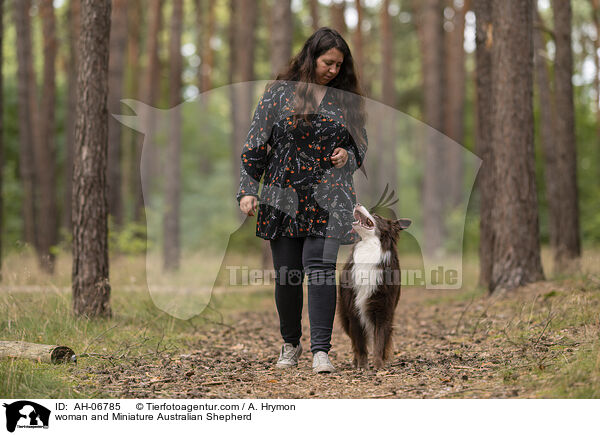 woman and Miniature Australian Shepherd / AH-06785