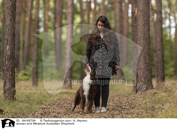 woman and Miniature Australian Shepherd / AH-06794