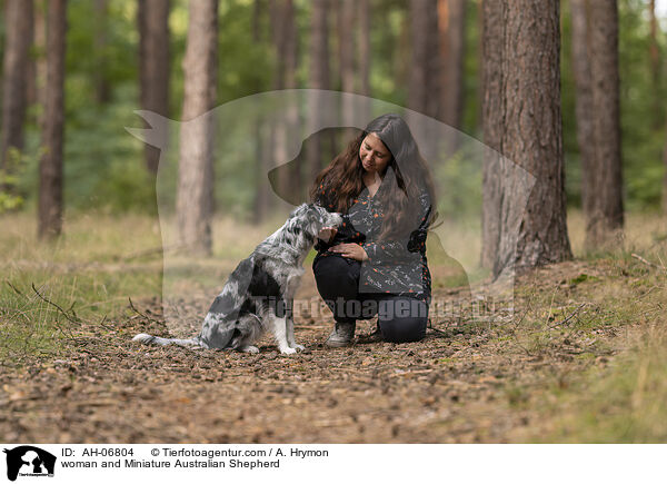 woman and Miniature Australian Shepherd / AH-06804