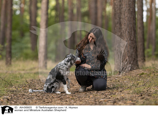 woman and Miniature Australian Shepherd / AH-06805