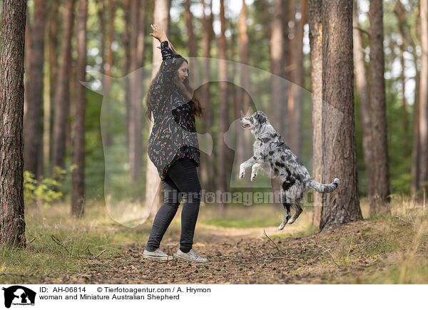 woman and Miniature Australian Shepherd / AH-06814