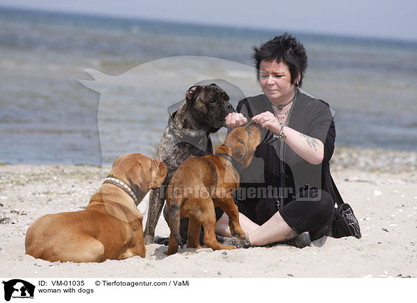 woman with dogs / VM-01035