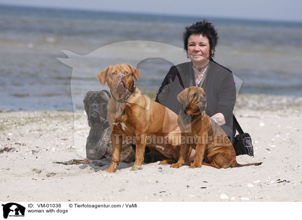 woman with dogs / VM-01036