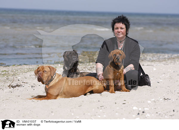 woman with dogs / VM-01037