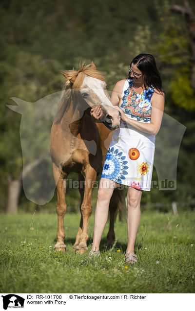woman with Pony / RR-101708