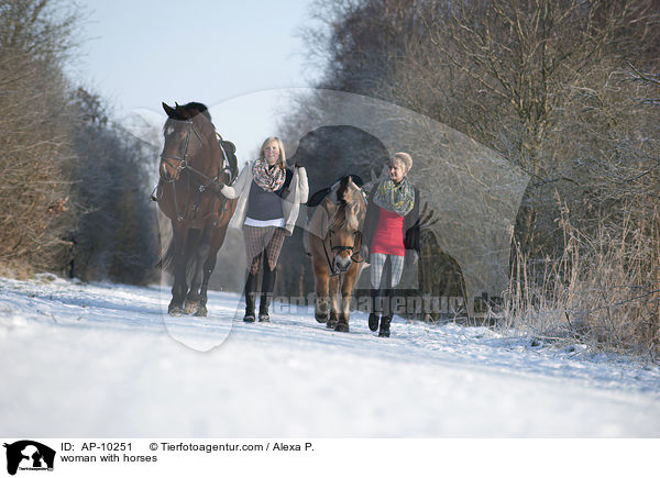 woman with horses / AP-10251