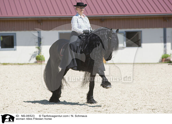 woman rides Friesian horse / NS-06523