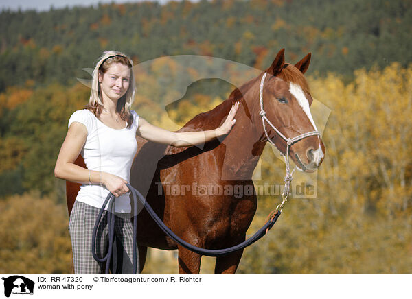 woman with pony / RR-47320