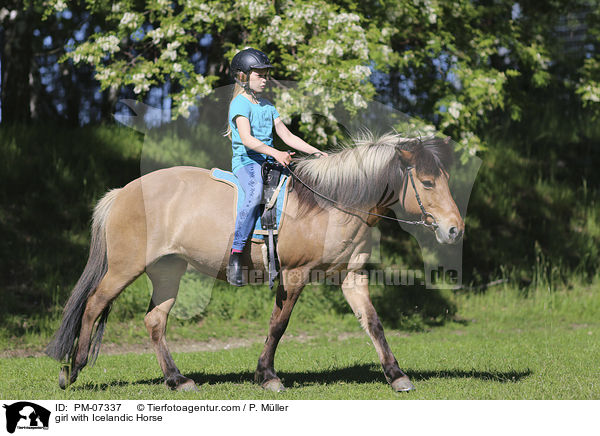 girl with Icelandic Horse / PM-07337