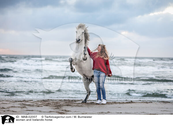 woman and Icelandic horse / MAB-02007