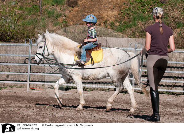 girl learns riding / NS-02872