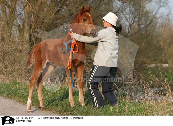 girl with foal / IP-02144