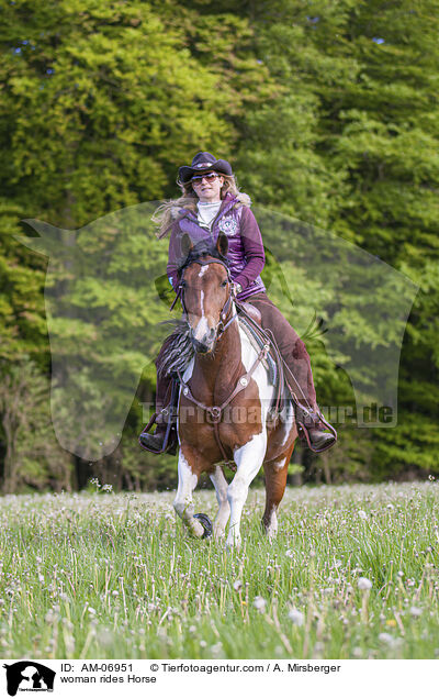 woman rides Horse / AM-06951