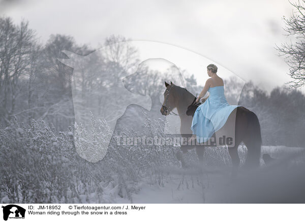 Frau reitet im Kleid durch den Schnee / Woman riding through the snow in a dress / JM-18952