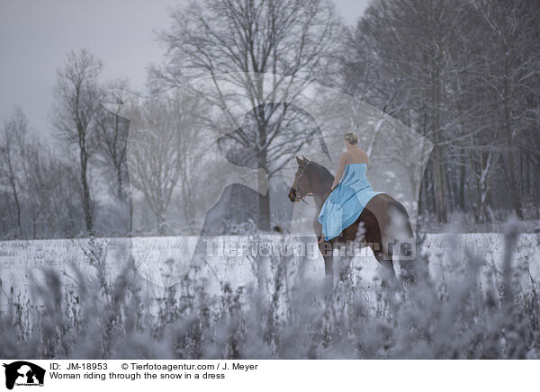 Frau reitet im Kleid durch den Schnee / Woman riding through the snow in a dress / JM-18953