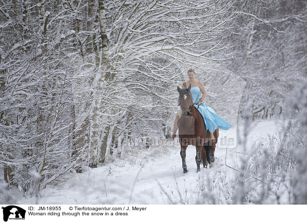 Frau reitet im Kleid durch den Schnee / Woman riding through the snow in a dress / JM-18955