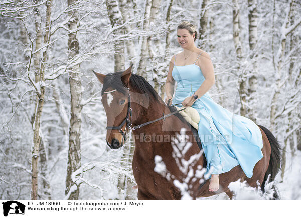 Frau reitet im Kleid durch den Schnee / Woman riding through the snow in a dress / JM-18960