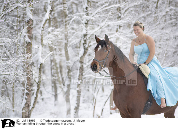 Frau reitet im Kleid durch den Schnee / Woman riding through the snow in a dress / JM-18963