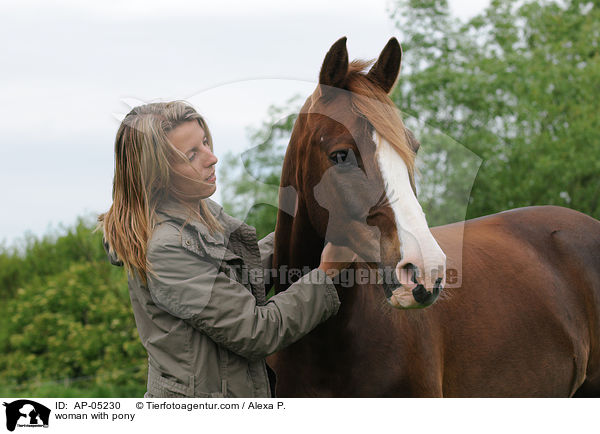 woman with pony / AP-05230
