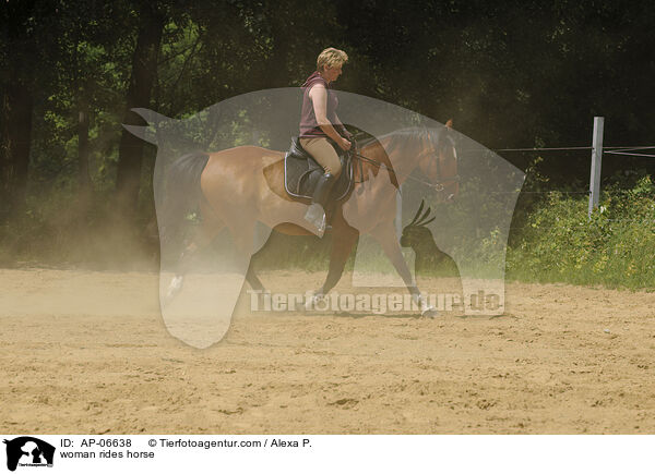 woman rides horse / AP-06638