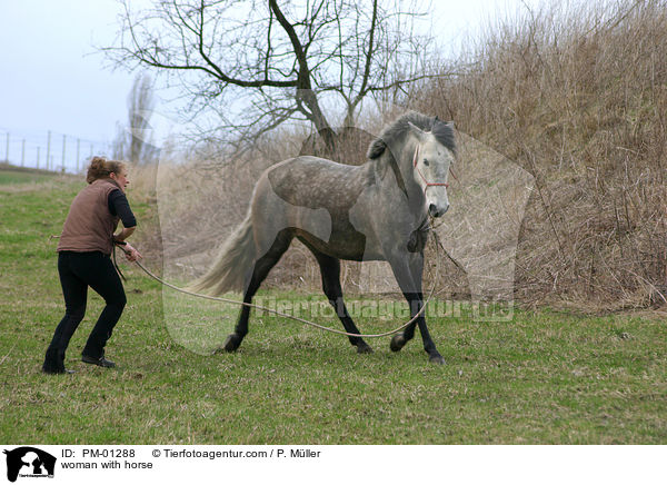 woman with horse / PM-01288