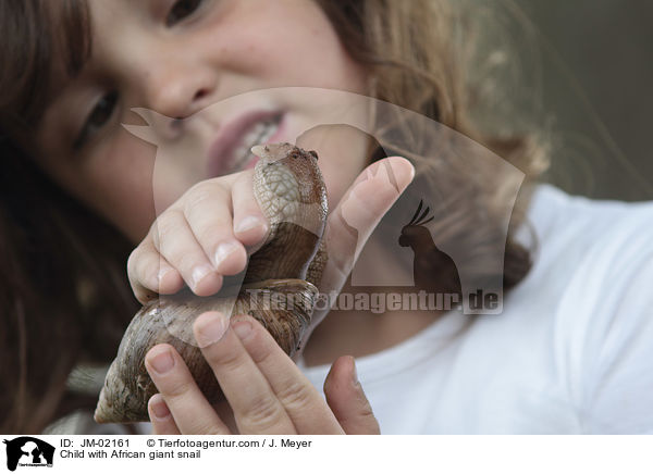 Child with African giant snail / JM-02161