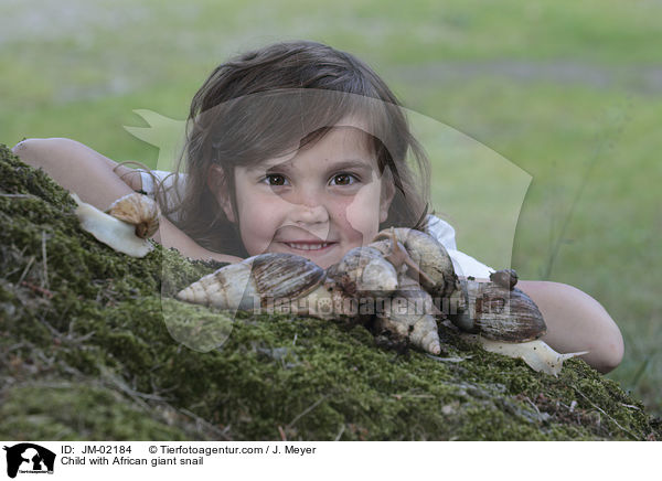 Child with African giant snail / JM-02184