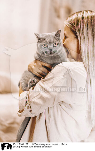 young woman with British Shorthair / LR-01137
