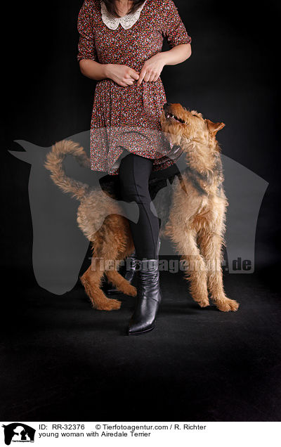 young woman with Airedale Terrier / RR-32376