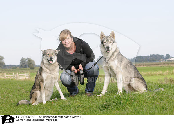 woman and american wolfdogs / AP-06982