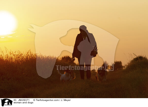 woman and dogs / JM-09371