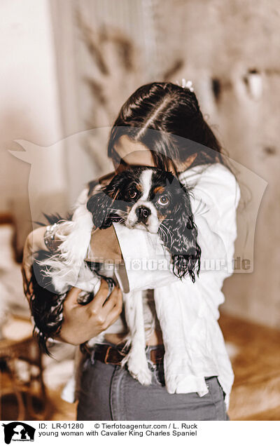 young woman with Cavalier King Charles Spaniel / LR-01280