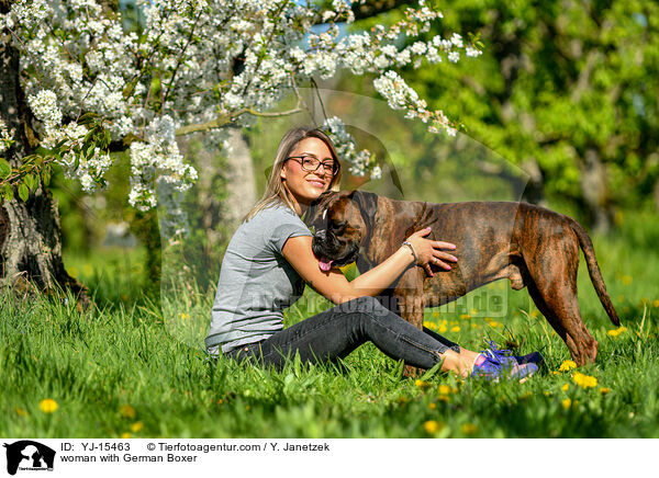 woman with German Boxer / YJ-15463