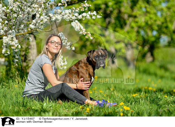 woman with German Boxer / YJ-15467