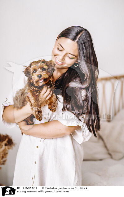 young woman with young havanese / LR-01101