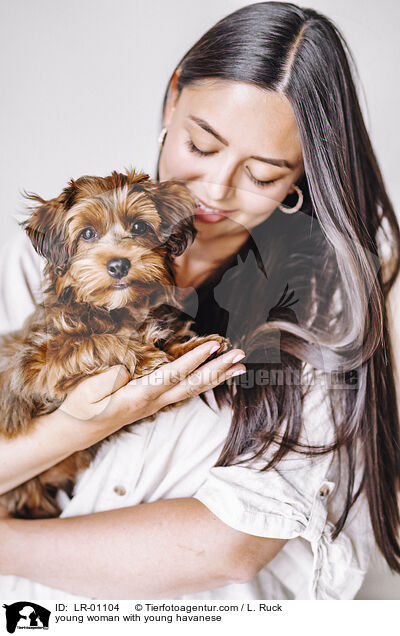 young woman with young havanese / LR-01104