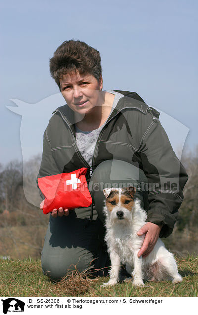 woman with first aid bag / SS-26306