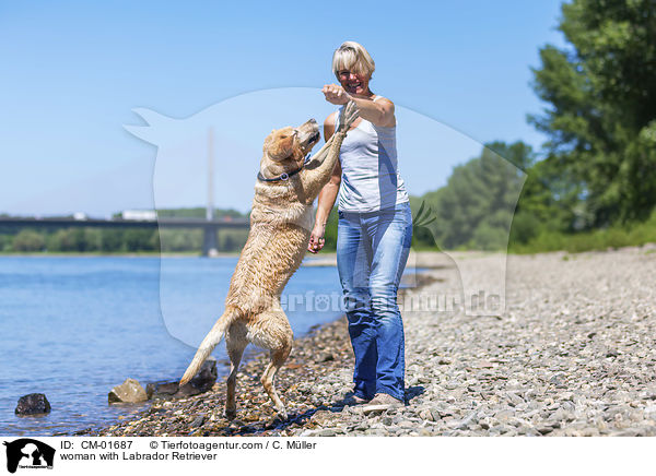 Frau mit Labrador Retriever / woman with Labrador Retriever / CM-01687