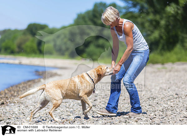 Frau mit Labrador Retriever / woman with Labrador Retriever / CM-01688