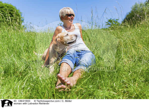 Frau mit Labrador Retriever / woman with Labrador Retriever / CM-01693