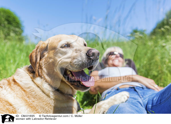 Frau mit Labrador Retriever / woman with Labrador Retriever / CM-01695