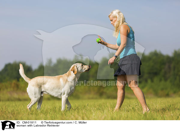 Frau mit Labrador Retriever / woman with Labrador Retriever / CM-01811