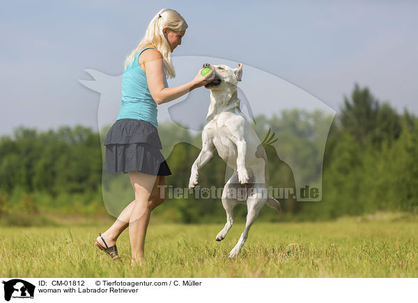 Frau mit Labrador Retriever / woman with Labrador Retriever / CM-01812