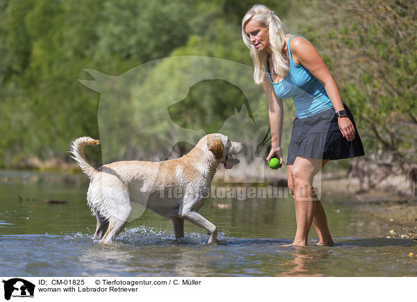 Frau mit Labrador Retriever / woman with Labrador Retriever / CM-01825