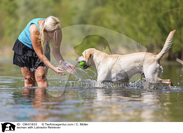 Frau mit Labrador Retriever / woman with Labrador Retriever / CM-01833