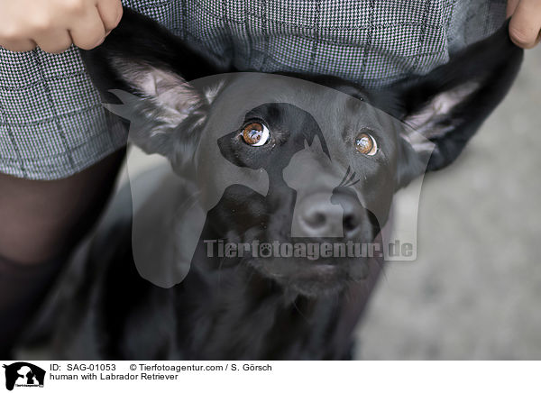 Mensch mit Labrador Retriever / human with Labrador Retriever / SAG-01053