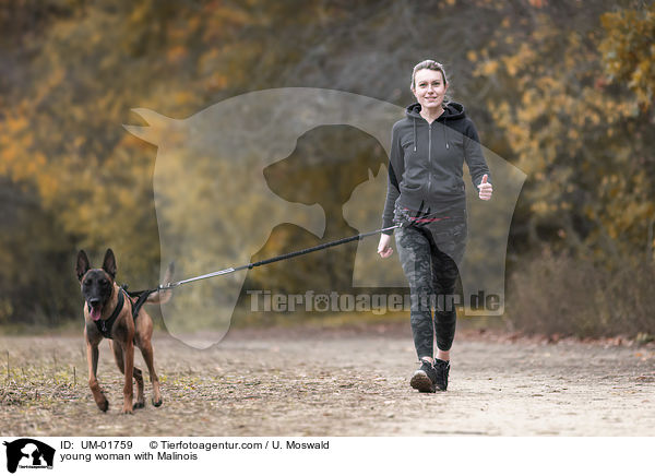 young woman with Malinois / UM-01759